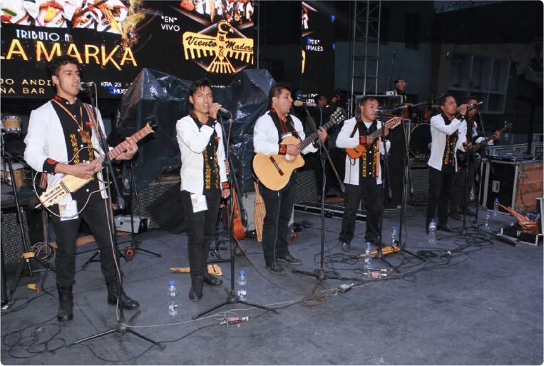 Grupo de música Andina tocando y cantando